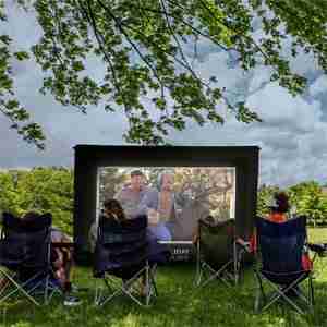 Watching a movie outdoors with the Holiday Styling movie screen